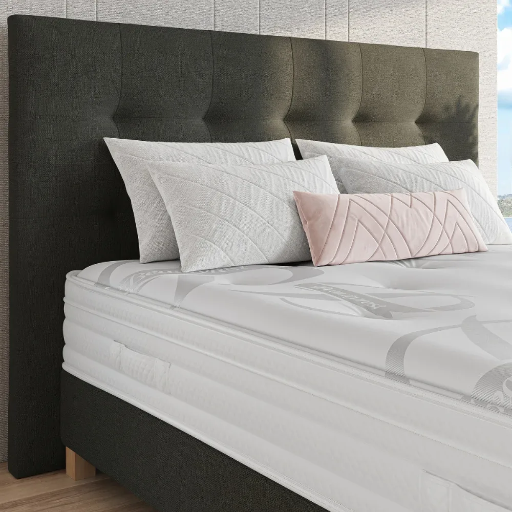 Tête de lit et coussins sur un matelas Beautyrest